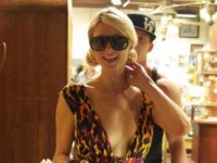 Пэрис Хилтон совершила нападение на сувенирную лавку (8 ФОТО)