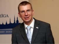 Политик, запретивший Валерии въезд в Латвию, оказался геем