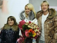 Яна Рудковская и Евгений Плющенко представили свою линию одежды