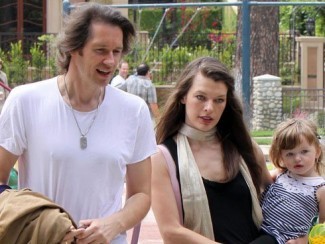 Милла Йовович с мужем и старшей дочерью