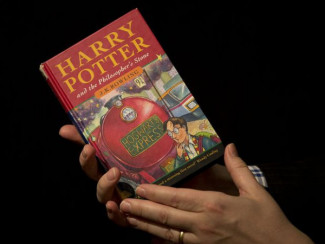 Книга «Гарри Поттер и философский камень» 1997 года выпуска