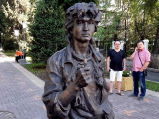 Памятник Виктору Цою в Алма-Ате