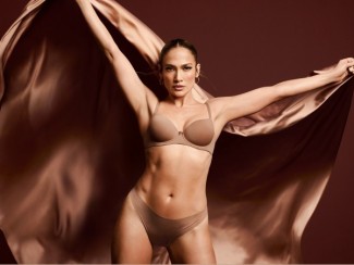 54-летняя Дженнифер Лопес в рекламе нижнего белья