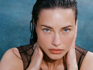 Адриана Лима в китайском Vogue, 2025 год
