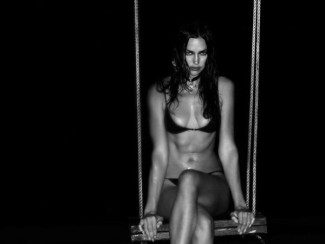 Ирина Шейк на качелях в бикини и чокере с крестом