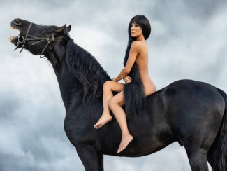 Жена Канье Уэста голой оседлала лошадь для дебютной съемки в Vanity Fair Жена Канье Уэста голой оседлала лошадь для дебютной съемки в Vanity Fair