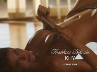 Кайли Дженнер устроила жаркую фотосессию у бассейна для KHY
