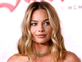 Марго Робби в новом образе в мини-платье и чокере