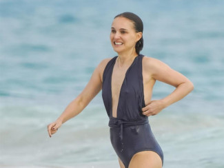 Натали Портман в купальнике на пляже Натали Портман в купальнике на пляже