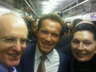 Арнольд Шварценеггер в метро фото