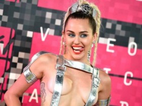 Майли Сайрус поразила откровенными нарядами на MTV Video Music Awards 2015 (ФОТО)