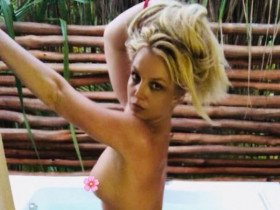 Бритни Спирс бомбардирует соцсети своими голыми фото