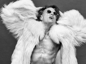 Экстравагантный Уолтон Гоггинс в новом номере Emmy Magazine (10 ФОТО)