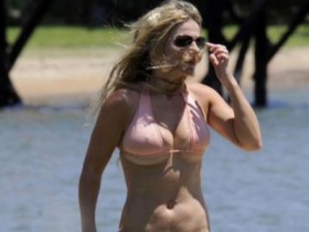 Джерри Халливелл не рассчитала с купальником (5 ФОТО)