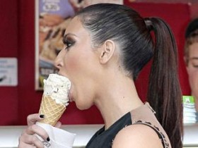 Ким Кардашян и мороженое (3 ФОТО)