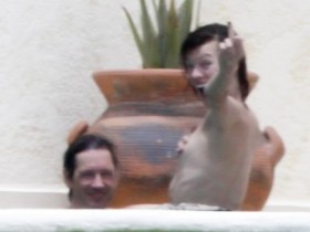 Милла Йовович купается в бассейне топлесс (24 ФОТО)