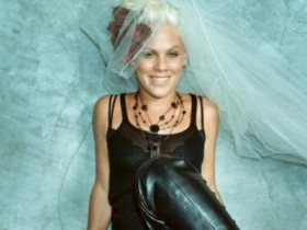 Певица Пинк в откровенной фотосессии (9 ФОТО)