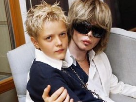 Сергей Зверев взял поиграться мальчика из детдома и выдает его за своего сына (4 ФОТО)