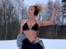 Татьяна Котова оголилась прямо на снегу