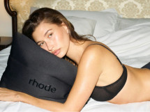 Хейли Бибер в трусах представила лимитированную коллекцию Rhode к своему 29-летию