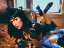 Пэрис Хилтон и множество ее образов на Хэллоуин