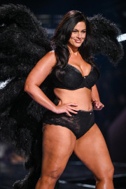 Эшли Грэм на модном показе Victoria's Secret Fashion Show 2025