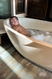 Кристина Асмус снялась голой в ванной на Бали