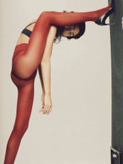 Дарина Эрвин, супруга Александра Цекало, и ее необычные позы