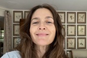 Дрю Бэрримор показала, как выглядит без макияжа и фильтров