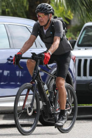 83-летний Харрисон Форд в отличной форме — катается на велосипеде