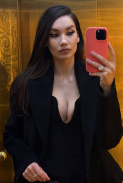 Жена футболиста Федора Смолова, Карина Истомина, продемонстрировала глубокое декольте на светском мероприятии