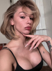 Настя Ивлеева снова стала блондинкой и начала публиковать чуть менее целомудренные фото