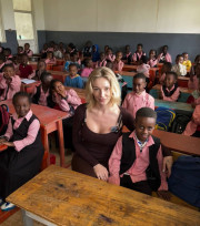 Настя Ивлеева и африканские школьники