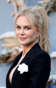 57-летняя Николь Кидман в пиджаке на голое тело на премьере сериала «Девять совсем незнакомых людей»