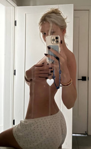 Старшая дочь Веры Брежневой, 24-летняя Соня Киперман, выложила фото топлес