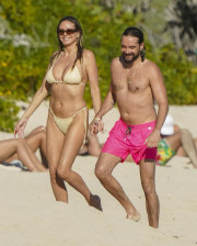 Редкий кадр. Хайди Клум на пляже в купальнике. А не без него