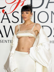 Лили Аллен и ее силиконовая грудь на церемонии вручения премии CFDA Fashion Awards