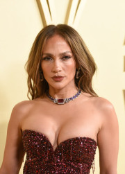 56-летняя Дженнифер Лопес в платье с эффектным декольте посетила вечеринку перед «Золотым глобусом» 56-летняя Дженнифер Лопес в платье с эффектным декольте посетила вечеринку перед «Золотым глобусом»