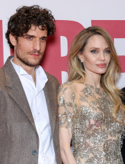 Анджелина Джоли в «голом» платье и Луи Гаррель вышли вместе в свет на фоне слухов о романе