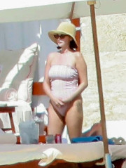 Селена Гомес показала фигуру на пляже