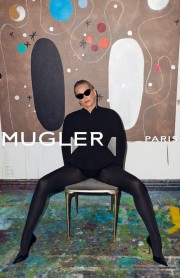 Шэрон Стоун вернулась к своему культовому позингу в новом кампейне Mugler
