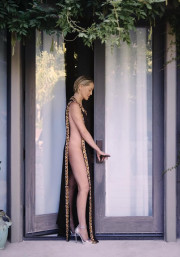 67-летняя Шэрон Стоун снялась практически обнаженной для свежего Harper's Bazaar