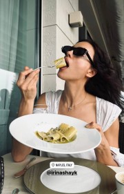 Ирина Шейк наслаждается макаронными изделиями в Неаполе