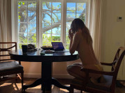 Актриса Сьюки Уотерхаус завтракает топлес