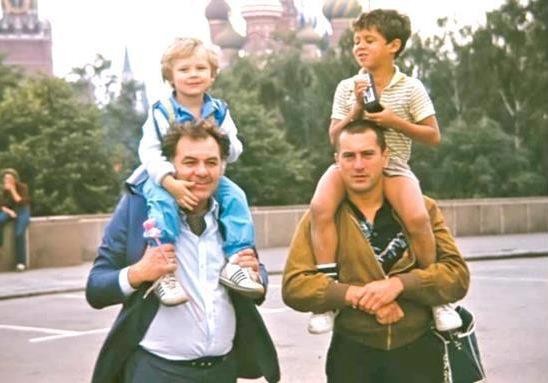 Эмиль Лотяну и Роберт де Ниро с сыновьями. Москва, Красная площадь, 1987 г.