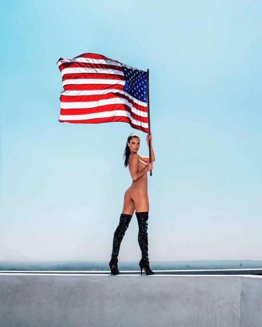 Алессандра Амбросио: голая и с американским флагом