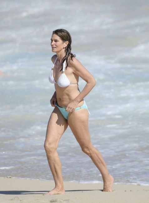 51-летняя экс-супермодель Синди Кроуфорд в бикини на пляже