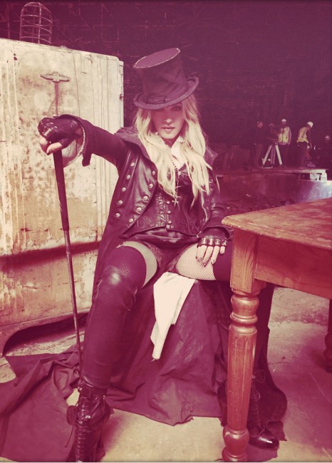 Мадонна во время съемок клипа «Ghosttown»