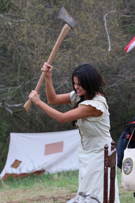 Селена Гомес на съемках фильма «И проиграли бой»