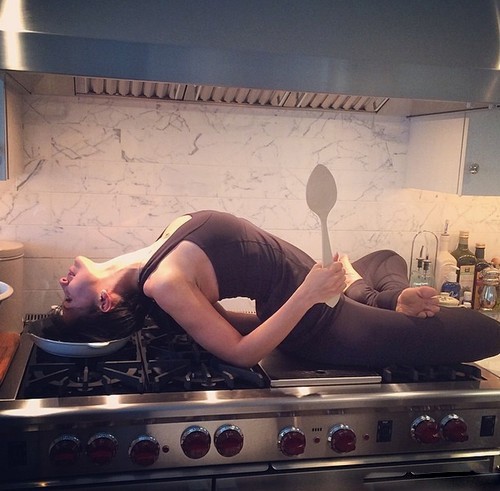 Жена Алека Болдуина, являющаяся инструктором по йоге, готовит ужин